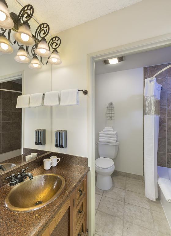 Habitación con 2 camas grandes y vistas deluxe